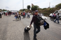 Jueves 3 de febrero del 2012. Inicia paro magisterial con bloqueos en Tuxtla. Tuxtla Gutiérrez, Chiapas. Cientos de maestros afiliados a la sección VII del bloque democrático bloquean las entradas de la ciudad desde la caseta de cobro de la autopista  a S