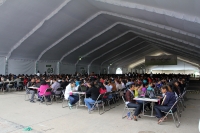 Sábado 17 de octubre del 2015. Ocosocuautla de Espinosa. Esperando ingresar al examen de oposición para las nuevas plazas magisteriales en Chiapas.