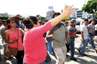 Jueves 21 de noviembre del 2013. Tuxtla Gutiérrez. Los líderes del movimiento magisterial hablan en conferencia de prensa sobre la minuta de trabajo firmada con las autoridades y afirman que todavía no han comprometido a levantar el plantón del primer cua Jueves 21 de noviembre del 2013. Tuxtla Gutiérrez. Los líderes del movimiento magisterial hablan en conferencia de prensa sobre la minuta de trabajo firmada con las autoridades y afirman que todavía no han comprometido a levantar el plantón del primer cua
