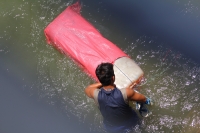 El Carmen Malacatan. Jueves18 de agosto. Pobladores de las comunidades guatemaltecas cercanas al territorio mexicano aprovechan el rio Suchiate para transportar Gasolina y algunos productos como alimentos y enlatados desde Chiapas, esto en las cercanías d
