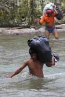 El Carmen Malacatan. Jueves18 de agosto. Pobladores de las comunidades guatemaltecas cercanas al territorio mexicano aprovechan el rio Suchiate para transportar Gasolina y algunos productos como alimentos y enlatados desde Chiapas, esto en las cercanías d