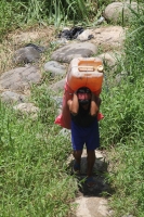 El Carmen Malacatan. Jueves18 de agosto. Pobladores de las comunidades guatemaltecas cercanas al territorio mexicano aprovechan el rio Suchiate para transportar Gasolina y algunos productos como alimentos y enlatados desde Chiapas, esto en las cercanías d