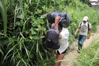 El Carmen Malacatan. Jueves18 de agosto. Pobladores de las comunidades guatemaltecas cercanas al territorio mexicano aprovechan el rio Suchiate para transportar Gasolina y algunos productos como alimentos y enlatados desde Chiapas, esto en las cercanías d
