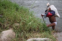 El Carmen Malacatan. Jueves18 de agosto. Pobladores de las comunidades guatemaltecas cercanas al territorio mexicano aprovechan el rio Suchiate para transportar Gasolina y algunos productos como alimentos y enlatados desde Chiapas, esto en las cercanías d