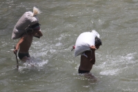 El Carmen Malacatan. Jueves18 de agosto. Pobladores de las comunidades guatemaltecas cercanas al territorio mexicano aprovechan el rio Suchiate para transportar Gasolina y algunos productos como alimentos y enlatados desde Chiapas, esto en las cercanías d