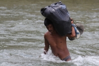 El Carmen Malacatan. Jueves18 de agosto. Pobladores de las comunidades guatemaltecas cercanas al territorio mexicano aprovechan el rio Suchiate para transportar Gasolina y algunos productos como alimentos y enlatados desde Chiapas, esto en las cercanías d