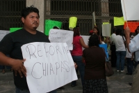 Miércoles 18 de abril del 2012. Protestan habitantes de Reforma.