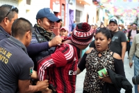 Martes 15 de enero del 2018. Chiapa de Corzo. Policías municipales detienen a un carterista entre los Parachicos en la cercanía de la Plaza Central