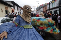 Domingo 22 de septiembre del 2019. San Cristóbal de las Casas. Los Esclavos Mercedarios, Panzudos y las representaciones satíricas de diferentes personajes acompañan la procesión durante El Anuncio de la Fiesta del Barrio de la Merced