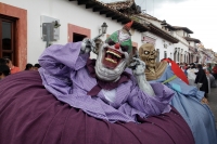 Domingo 22 de septiembre del 2019. San Cristóbal de las Casas. Los Esclavos Mercedarios, Panzudos y las representaciones satíricas de diferentes personajes acompañan la procesión durante El Anuncio de la Fiesta del Barrio de la Merced