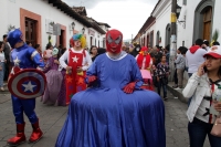 Domingo 22 de septiembre del 2019. San Cristóbal de las Casas. Los Esclavos Mercedarios, Panzudos y las representaciones satíricas de diferentes personajes acompañan la procesión durante El Anuncio de la Fiesta del Barrio de la Merced