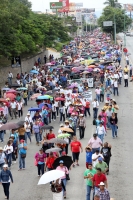 Domingo 10 de noviembre del 2013. Tuxtla Gutiérrez.  El contingente de la marcha del movimiento magisterial avanza sobre el oriente de Tuxtla para encontrarse con elementos de la policía sectorial.