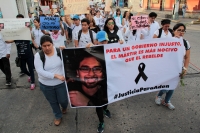 Sábado 27 de enero del 2018. Tuxtla Gutiérrez. Familiares y amigos del profesor Adán de la UNICACH marchan hacia la Plaza Central donde exigen el esclarecimiento y justicia para el biólogo asesinado en Chiapas.
