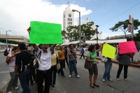 Manifestación en el Centro.  Este medio día se manifiestan pedagogos en el cruce de la Avenida y Calle Central para exigir la apertura de plazas de trabajo para los egresados de las Escuelas Normales