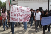 Chis. 28 de Septiembre. Marchan estudiantes de la UNICH