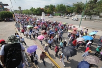 Lunes 1ero de junio del 2015. Tuxtla Gutiérrez. El movimiento magisterial marcha esta mañana sobre la avenida principal de la capital de Chiapas donde se instalaran en plantón indefinido para continuar con las jornadas en contra de la Reforma Educativa.