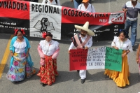 Martes 20 de noviembre del 2013. Tuxtla Gutiérrez. Durante la manifestación en conmemorativa del día de la revolución, el movimiento magisterial realiza una marcha desde el crucero de La Pochota, con la singularidad que los contingentes juveniles protago Martes 20 de noviembre del 2013. Tuxtla Gutiérrez. Durante la manifestación en conmemorativa del día de la revolución, el movimiento magisterial realiza una marcha desde el crucero de La Pochota, con la singularidad que los contingentes juveniles protago