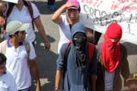 Martes 20 de noviembre del 2013. Tuxtla Gutiérrez.  Durante la manifestación en conmemorativa del día de la revolución, el movimiento magisterial realiza una marcha desde el crucero de La Pochota, con la singularidad que los contingentes juveniles protago