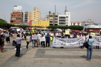 Lunes 18 de abril del 2016. Tuxtla Gutiérrez. padres de familia y profesores marchan este medio día exigiendo la libertad de los maestros detenidos en los operativos de la semana pasada.
