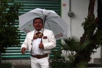 Lunes 3 de junio del 2019. Tuxtla Gutiérrez. Mariachis del Barrio del Niño de Atocha se protegen de la lluvia de esta tarde mientras esperan ofrecer la música vernácula a los visitantes del oriente de la ciudad