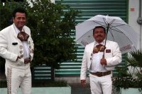 Lunes 3 de junio del 2019. Tuxtla Gutiérrez. Mariachis del Barrio del Niño de Atocha se protegen de la lluvia de esta tarde mientras esperan ofrecer la música vernácula a los visitantes del oriente de la ciudad