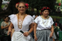 Miércoles 12 de septiembre del 2018. Tuxtla Gutiérrez. Las mujeres vestidas a la usanza zoque bailan durante el mediodí­a al festeja los 25 años de la construcción del emblemático Parque de la Marimba