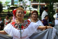 Miércoles 12 de septiembre del 2018. Tuxtla Gutiérrez. Las mujeres vestidas a la usanza zoque bailan durante el mediodí­a al festeja los 25 años de la construcción del emblemático Parque de la Marimba