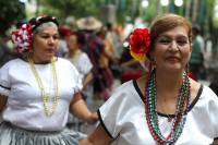 Miércoles 12 de septiembre del 2018. Tuxtla Gutiérrez. Las mujeres vestidas a la usanza zoque bailan durante el mediodí­a al festeja los 25 años de la construcción del emblemático Parque de la Marimba