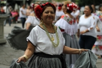 Miércoles 12 de septiembre del 2018. Tuxtla Gutiérrez. Las mujeres vestidas a la usanza zoque bailan durante el mediodí­a al festeja los 25 años de la construcción del emblemático Parque de la Marimba