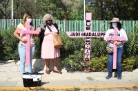 17012022. Tuxtla G. Familiares victimas de feminicidio, instalan una cruz conmemorativa en el Instituto del Deporte de Chiapas
