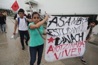 Miércoles 22 de octubre del 2014. Tuxtla Gutiérrez. Estudiantes y maestros se manifiestan marchando esta tarde en el oriente norte de la capital del estado de Chiapas en solidaridad por las familias de los desaparecidos de Ayotzinapa.