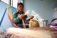 Viernes 6 de enero del 2017. Chiapa de Corzo. Las hábiles manos de los artesanos chiapanecas elaboran las mascaras y monteras de ixtle de los danzantes Parachicos
