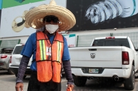 Martes 14 de abril del 2020. Tuxtla Gutiérrez. El uso de las mascarillas se va volviendo cotidiana entre los trabajadores quienes expuestos a posibles contagios, utilizan los diferentes cubre-bocas para realizar las actividades diarias