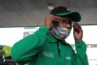 Martes 14 de abril del 2020. Tuxtla Gutiérrez. El uso de las mascarillas se va volviendo cotidiana entre los trabajadores quienes expuestos a posibles contagios, utilizan los diferentes cubre-bocas para realizar las actividades diarias