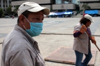 Martes 14 de abril del 2020. Tuxtla Gutiérrez. El uso de las mascarillas se va volviendo cotidiana entre los trabajadores quienes expuestos a posibles contagios, utilizan los diferentes cubre-bocas para realizar las actividades diarias