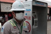 Martes 14 de abril del 2020. Tuxtla Gutiérrez. El uso de las mascarillas se va volviendo cotidiana entre los trabajadores quienes expuestos a posibles contagios, utilizan los diferentes cubre-bocas para realizar las actividades diarias
