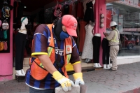 Martes 14 de abril del 2020. Tuxtla Gutiérrez. El uso de las mascarillas se va volviendo cotidiana entre los trabajadores quienes expuestos a posibles contagios, utilizan los diferentes cubre-bocas para realizar las actividades diarias