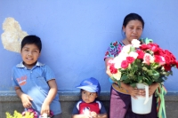 Martes 5 de mayo del 2015. Tuxtla Gutiérrez. Día de las Madres. Matilde, como muchas madres indígenas de las comunidades de San Lorenzo Zinacantan migra hacia las urbes del sureste de México , siempre acompañada de sus pequeños hijos para vender la produc