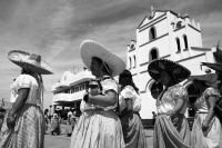 Jueves 1 de febrero del 2018. San Fernando. Las Candelarias recorren las calles bailando y llenado de colorida alegrí­a las laderas de el valle de  La Hacienda de Las ínimas, , donde celebran con esta danza que precede los festejos de la cuaresma.