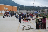 Viernes 16 de septiembre. 700 ambulantes se instalan en estacionamiento.