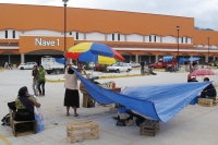 Viernes 16 de septiembre. 700 ambulantes se instalan en estacionamiento.