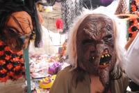Lunes 31 de octubre. Los mercados y panteones se llenan de colores y de tradición.
