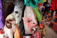 Lunes 31 de octubre. Los mercados y panteones se llenan de colores y de tradición.