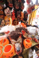 Lunes 31 de octubre. Los mercados y panteones se llenan de colores y de tradición.