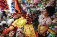 Lunes 31 de octubre. Los mercados y panteones se llenan de colores y de tradición.