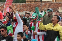 Domingo 17 de junio del 2018. San Cristóbal de las Casas. Los aficionados al fut bol se reúnen en la plaza del atrio de la Catedral de San Cristóbal donde disfrutan del partido entre México y Alemania