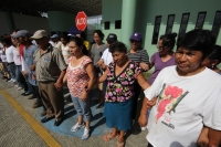 Los familiares de los migrantes desaparecidos en el transito a los EEUU realizan una protesta simbólica en las instalaciones de INM de la ciudad de Tapachula durante la Caravana Paso a Paso para la Paz este medio día.