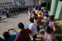 Los familiares de los migrantes desaparecidos en el transito a los EEUU realizan una protesta simbólica en las instalaciones de INM de la ciudad de Tapachula durante la Caravana Paso a Paso para la Paz este medio día.