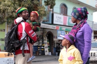 Domingo 24 de diciembre del 2017. Tuxtla Gutiérrez. Una familia de migrantes intenta juntar algunas monedas durante su tránsito hacia el sueño americano.