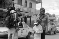 Domingo 24 de diciembre del 2017. Tuxtla Gutiérrez. Una familia de migrantes intenta juntar algunas monedas durante su tránsito hacia el sueño americano.